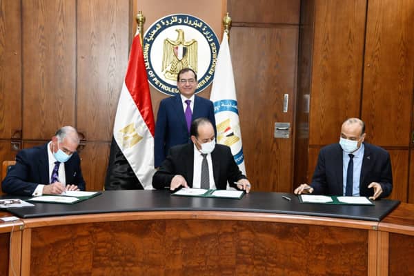 اثناء توقيع البروتوكول