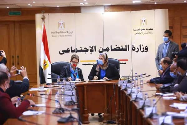 اثناء توقيع البروتوكول