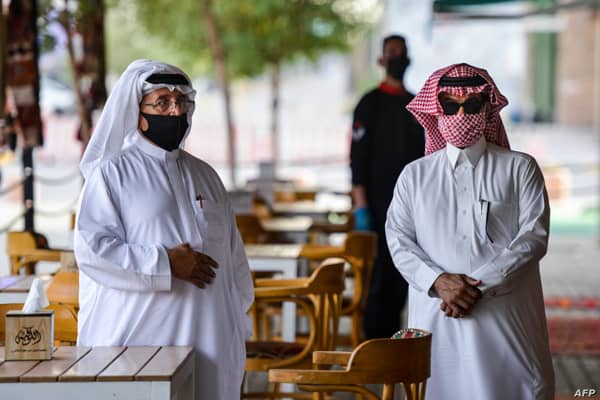 Mask-clad clients wait for their table to be sanitised upon arriving at a cafe in Saudi Arabia's capital Riyadh on June 21, 2020, as the country begins to re-open following the lifting of a lockdown due to the COVID-19 coronavirus pandemic. (Photo by FAYEZ NURELDINE / AFP)