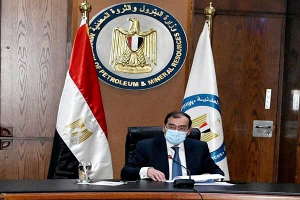 وزير البترول والثروة المعدنية خلال الاجتماع الخاص بمتابعة موقف انشاء محطات تموين وتحويل السيارات للغاز الطبيعى 3