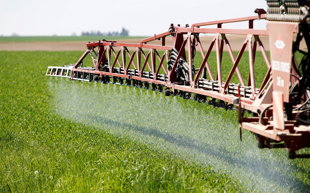A tractor of the Poschinger Bray'sche Gueterverwaltung company applies liquid nitrogen fertilizer to a wheat field in Irlbach near Deggendorf, Germany, April 21, 2016.  REUTERS/Michaela Rehle - RTX2CQH4