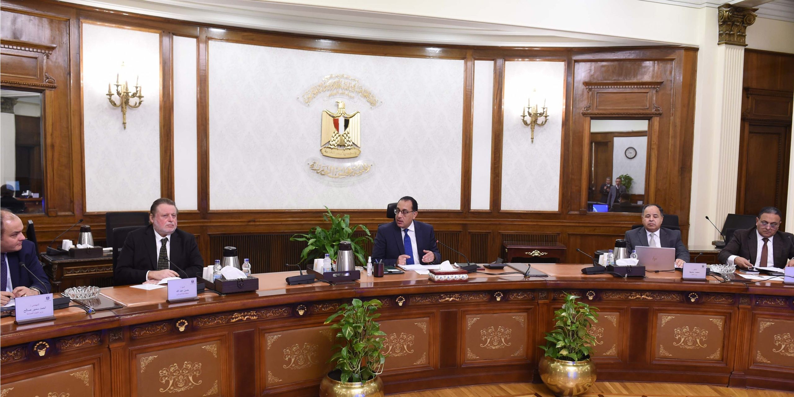 رئيس الوزراء يتابع إجراءات الإفراج عن البضائع الموجودة في الموانئ