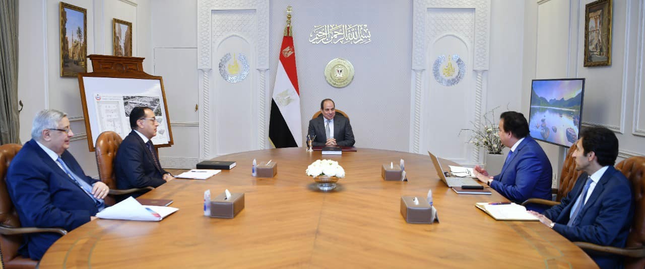 اجتماع السيسي مع وزير الصحة وعوض تاج الدين