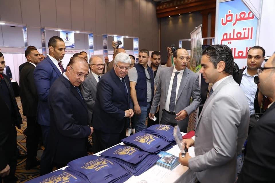 وزير التعليم العالى مع طلاب الابتكار