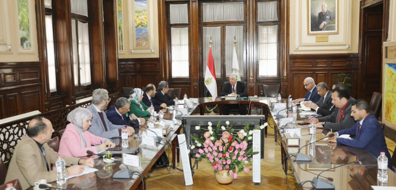 وزير الزراعة مع وفد من معلومات مجلس الوزراء