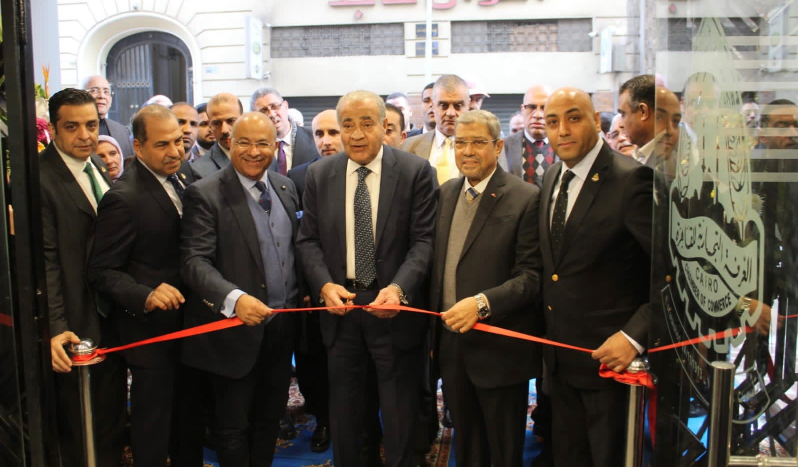 وزير التموين والعربى خلال الافتتاح