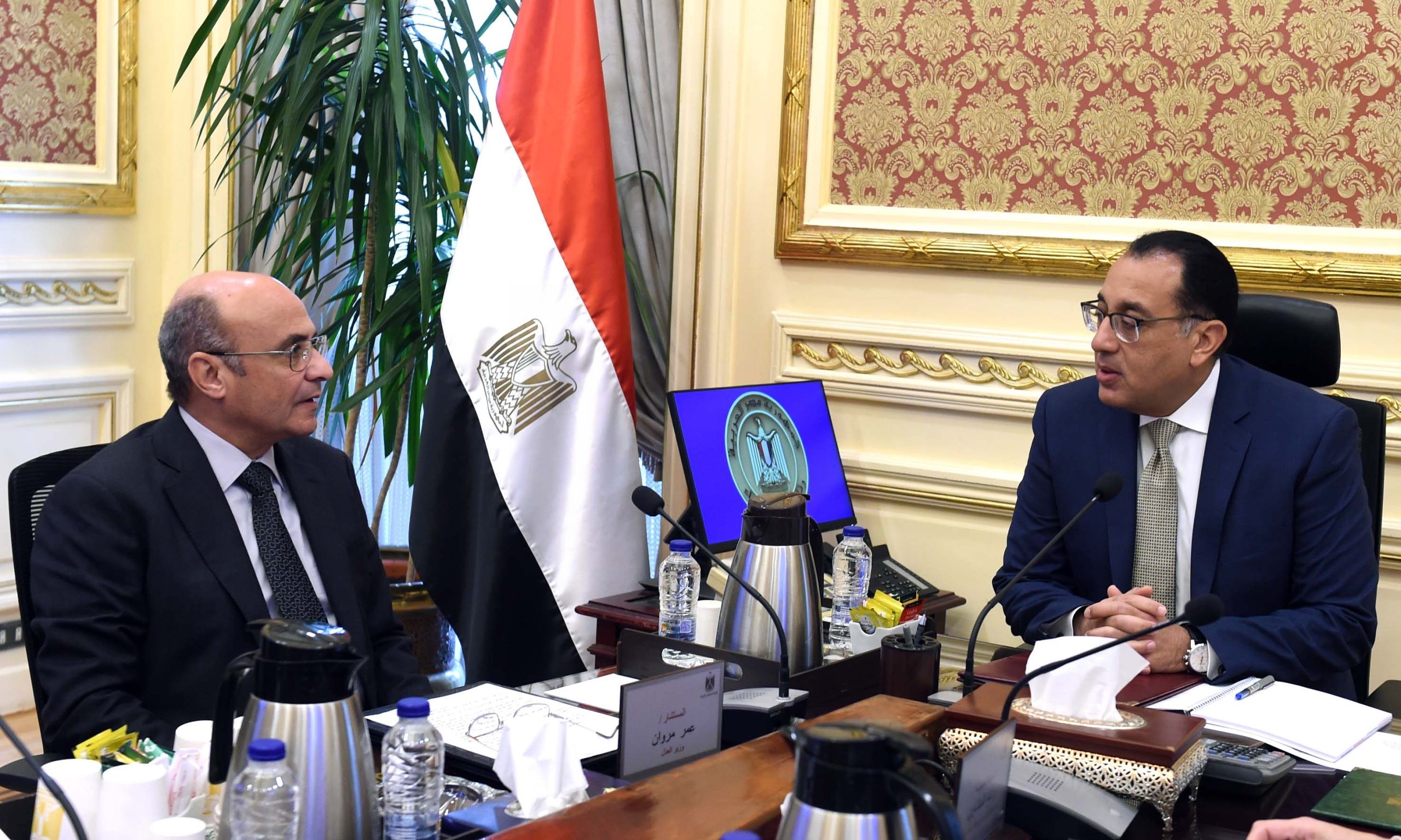 رئيس الوزراء يستعرض ضوابط حوكمة منح صفة الضبطية القضائية للموظفين على قطاعات الاستثمار والأعمال