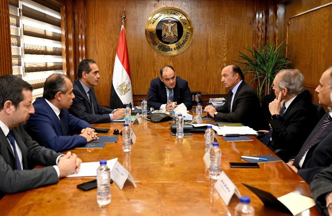 وزير التجارة مع رؤساء المجالس التصديرية
