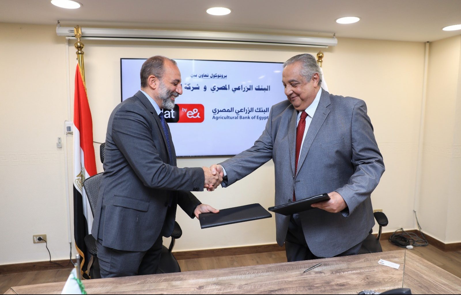 البنك الزراعي المصري يوقع بروتوكول تعاون مع اتصالات من e& مصر لتوفير تغطية شبكة المحمول لسكان الريف