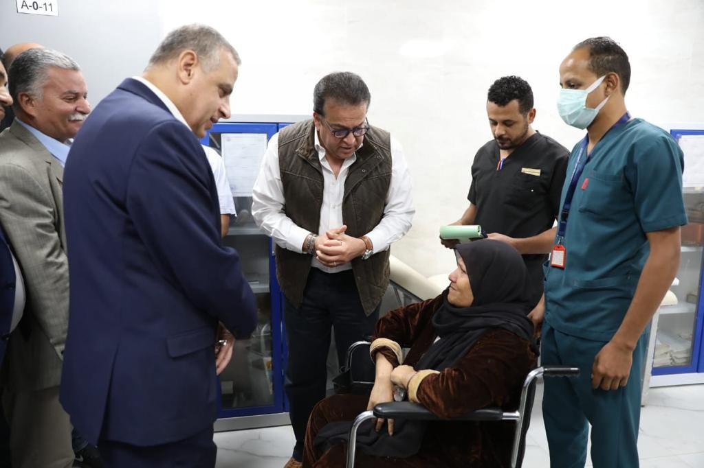 وزير الصحة ومحافظ سوهاج في مستشفي طهطا العام