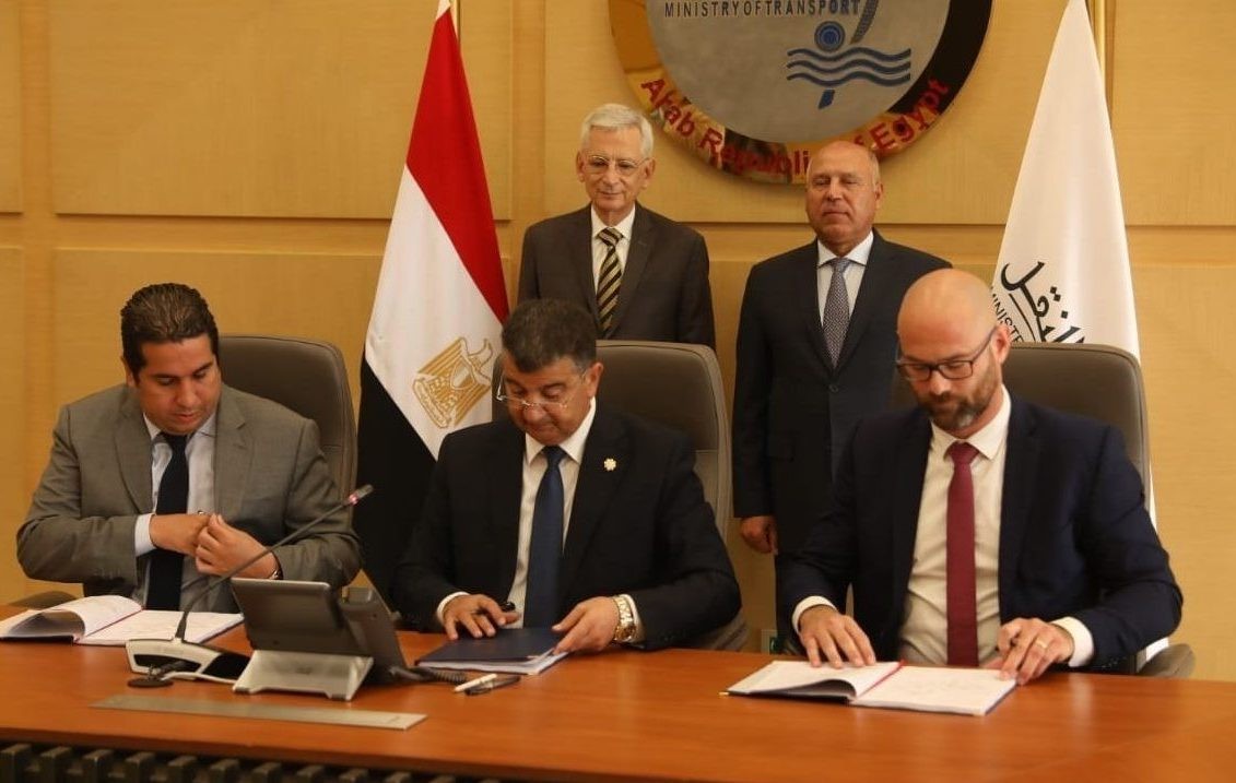 وزير النقل و السفير الفرنسي بالقاهرة 