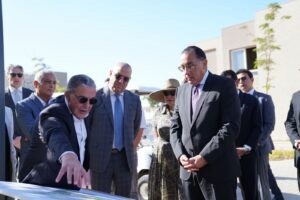 رئيس الوزراء  يتفقد مشروع "مدينة باديا" 