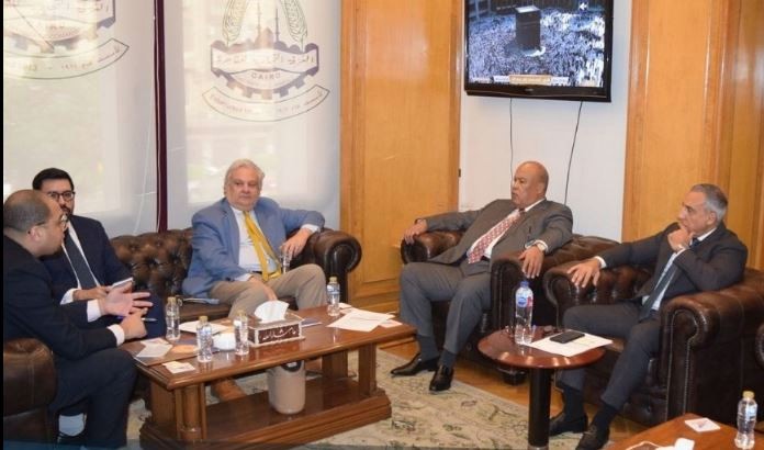 رئيس الغرفة التجارية مع سفير بيرو