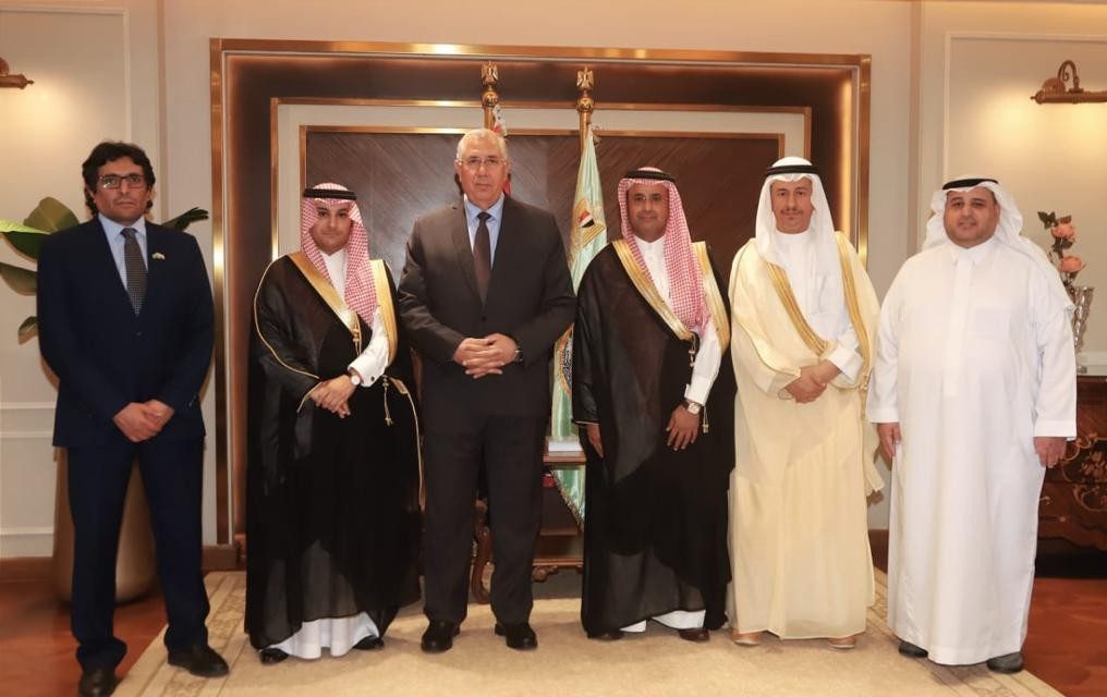 وزير الزراعة مع وفد من المستثمرين السعوديين 