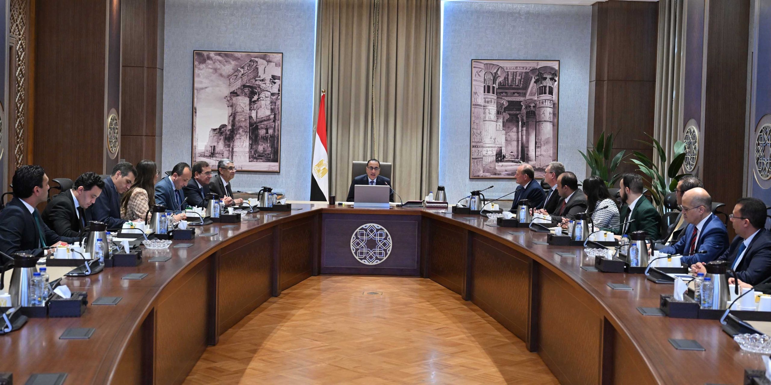 رئيس الوزراء يستعرض دراسة بشأن التحول نحو تقنيات الوقود النظيف وجدواه الاقتصادية