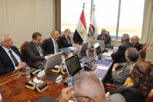وزير قطاع الأعمال العام يستعرض المخطط العام لإقامة مشروع عمراني متكامل
