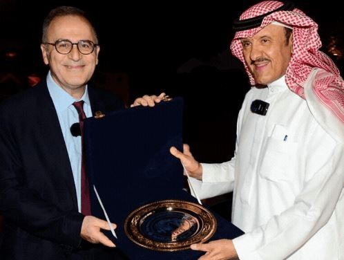 رئيس مؤسسة التراث ورئيس الجامعة الأمريكية
