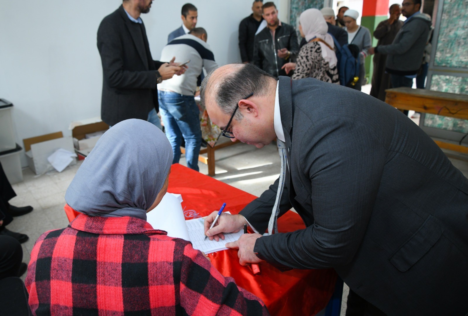 رئيس الرقابة المالية يدلي بصوته في الانتخابات الرئاسية