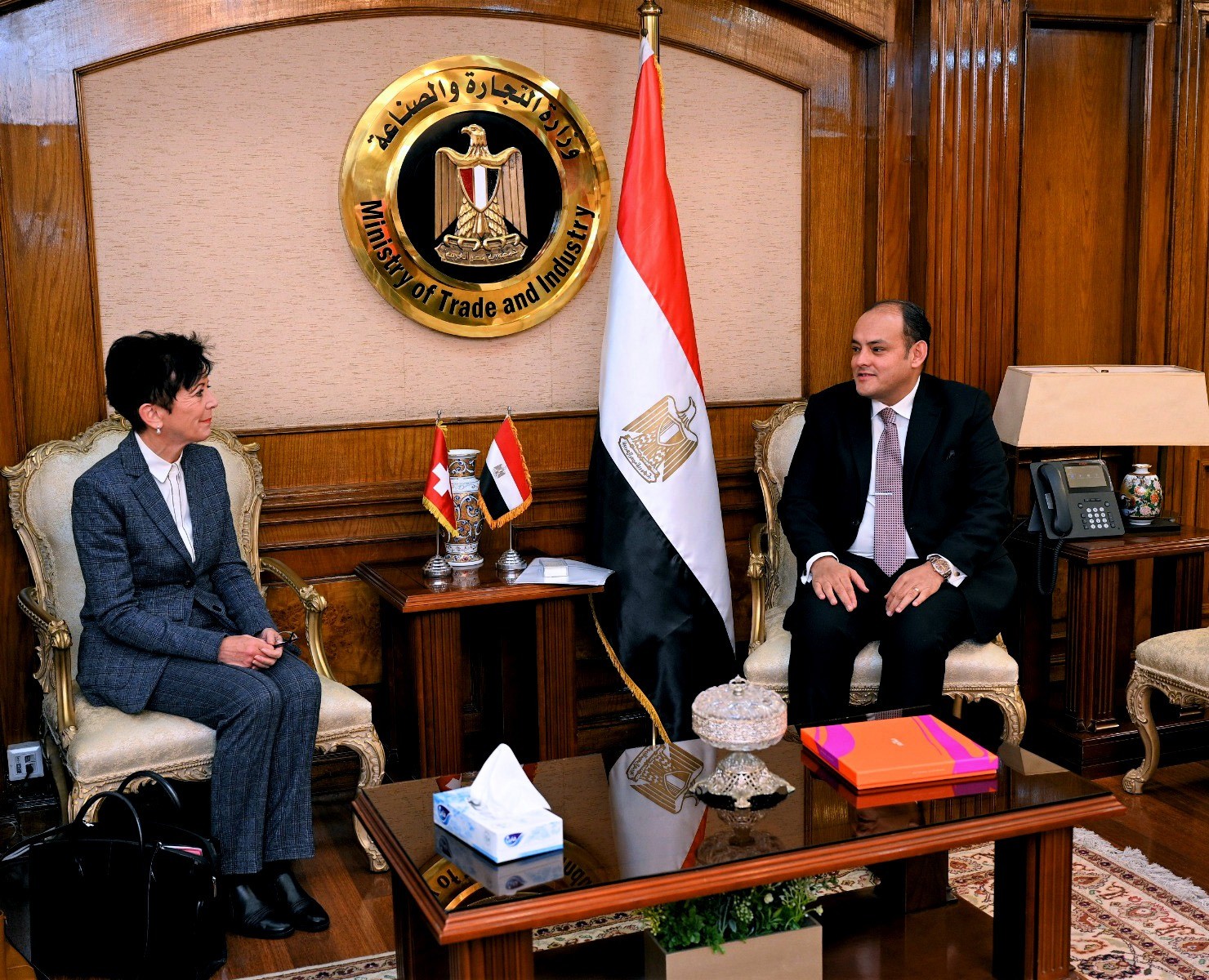 وزير التجارة مع سفيرة سويسرا