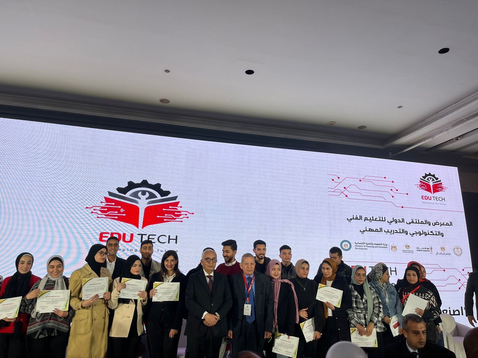 وزير التعليم يكرم طلاب الشهادة الفنية