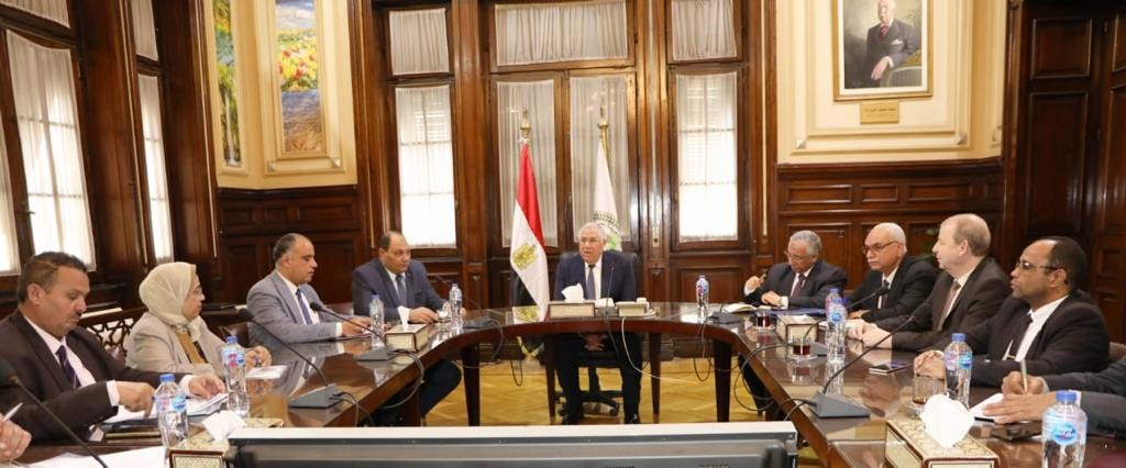 وزير الزراعة مع قيادات الوزارة