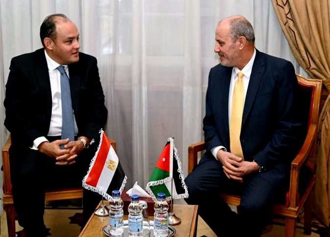 وزير الصناعة مع رئيس الحكومة الاردنية