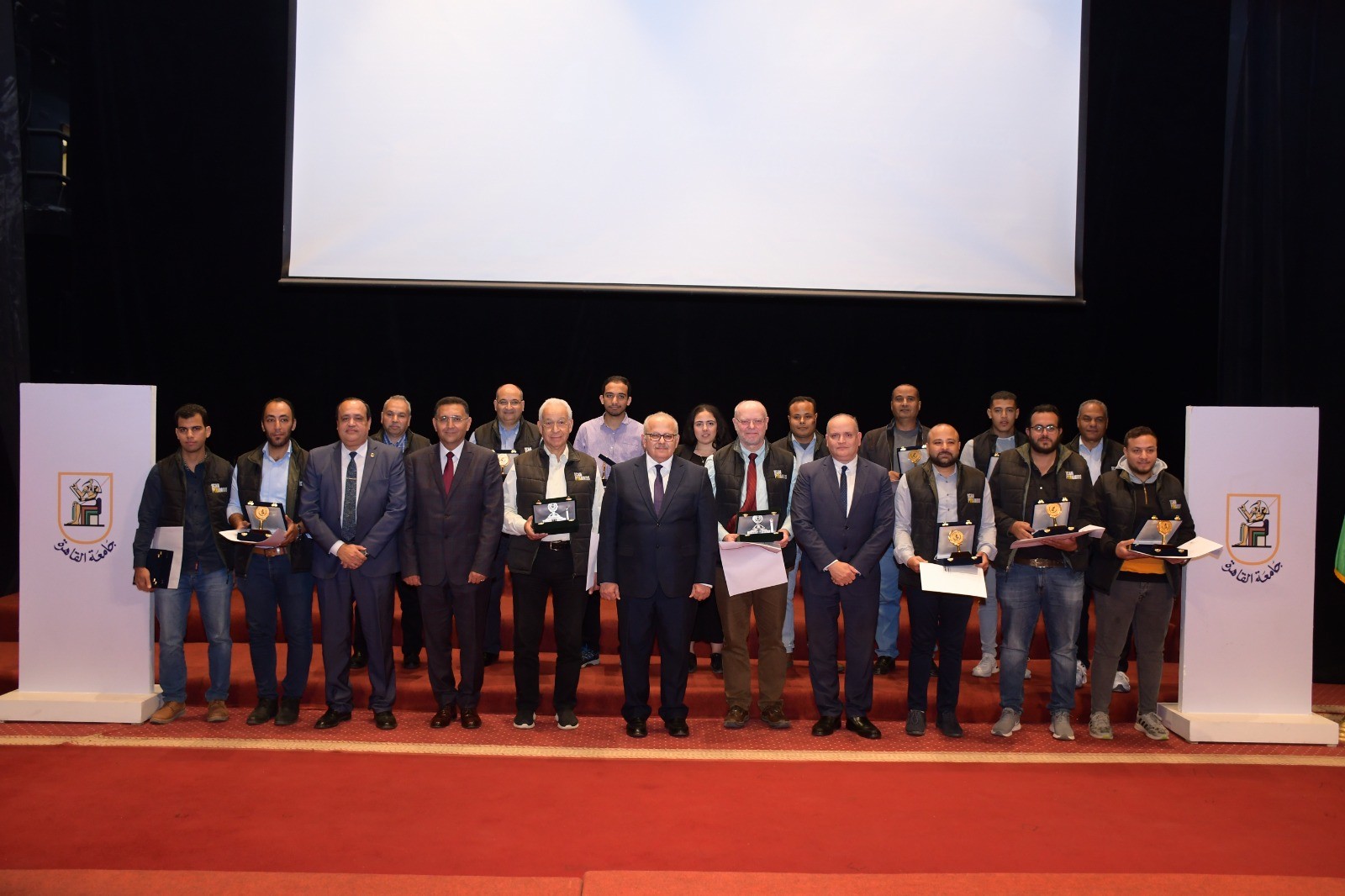 جامعة القاهرة تكرم الفريق البحثى
