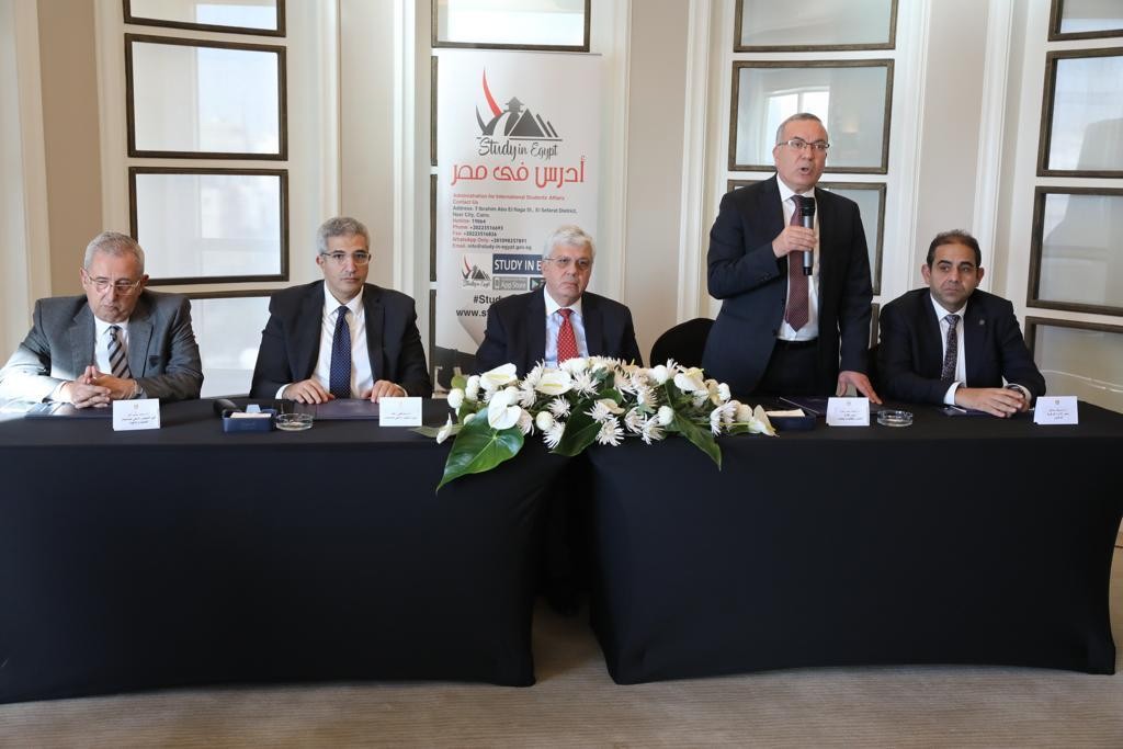 وزير التعليم العالى خلال الاجتماع