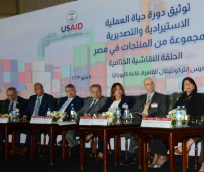 د عبلة عبد اللطيف خلال الحلقة النقاشية