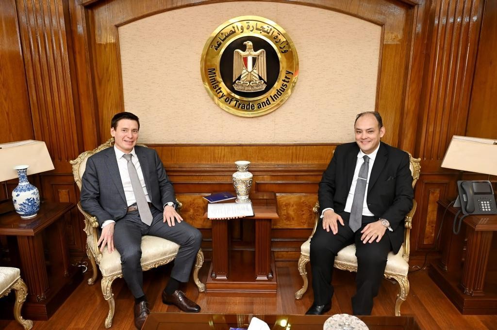 وزير التجارة مع نظيره الأوراسى