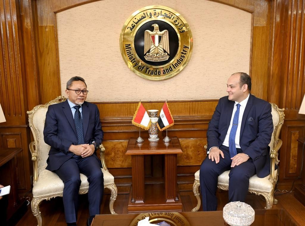 وزير التجارة مع نظيره الإندونيسي