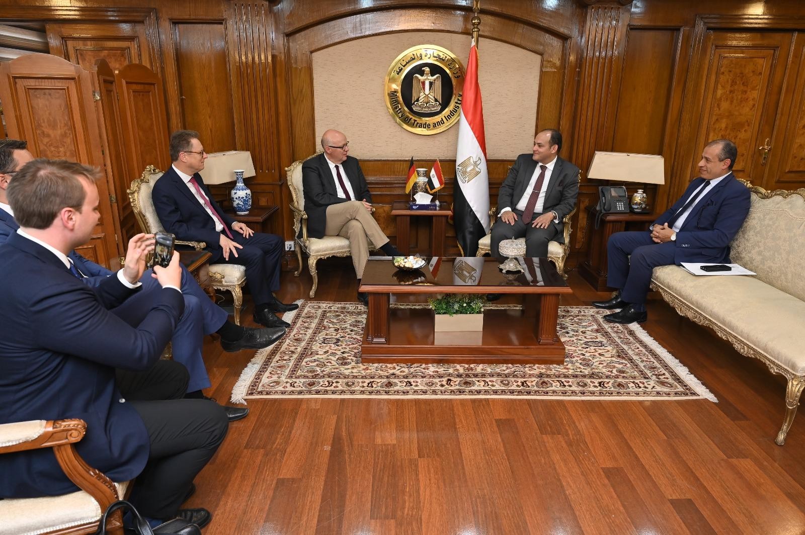 وزير التجارة مع النائب البرلمانى