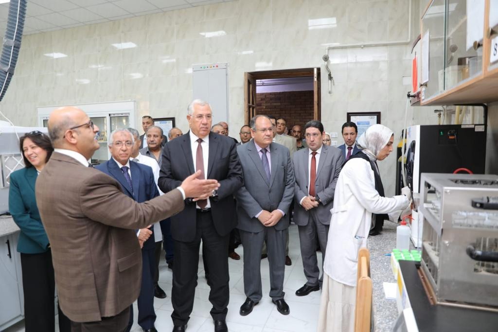 وزير الزراعة يفتتح معمل خصوبة الأراض