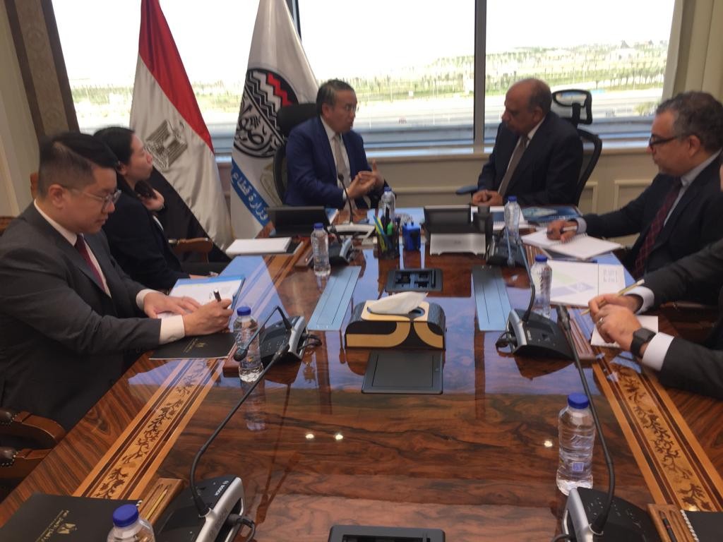 وزير قطاع الاعمال خلال استقباله وزير المالية والخزانة بحكومة هونج كونج 