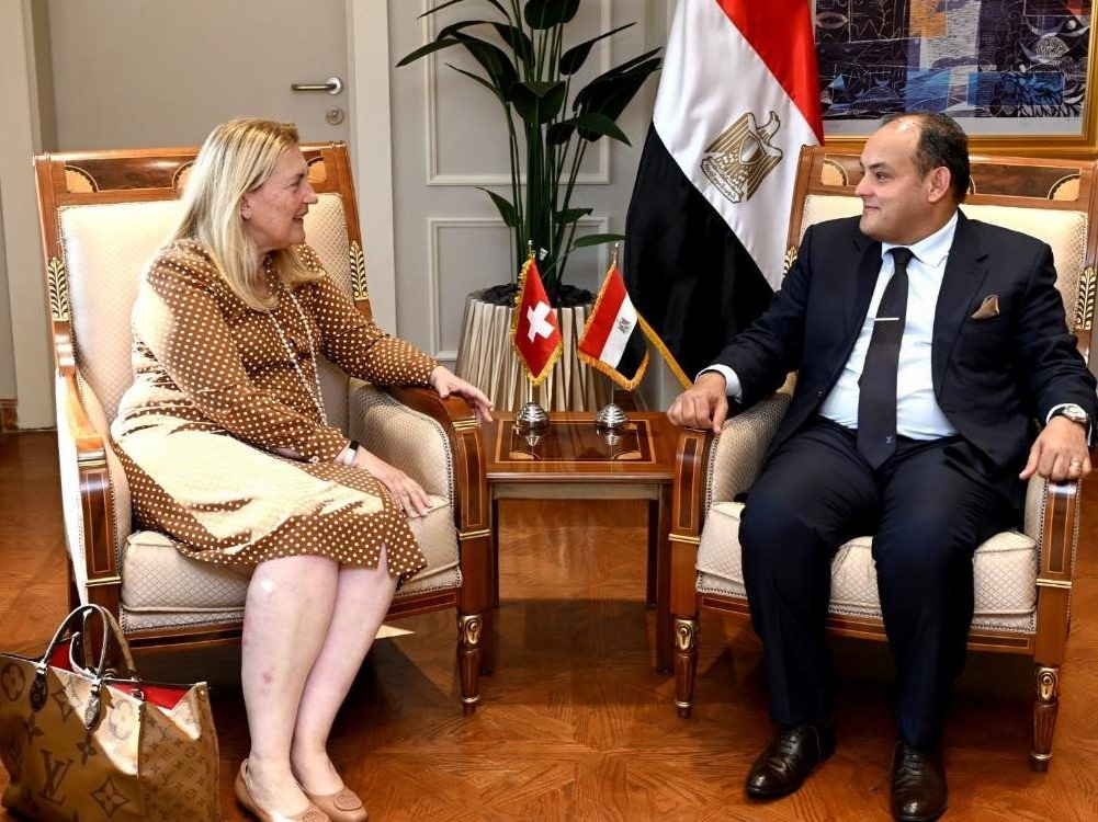وزير التجارة مع وزير الشئون الاقتصادية السويسرية