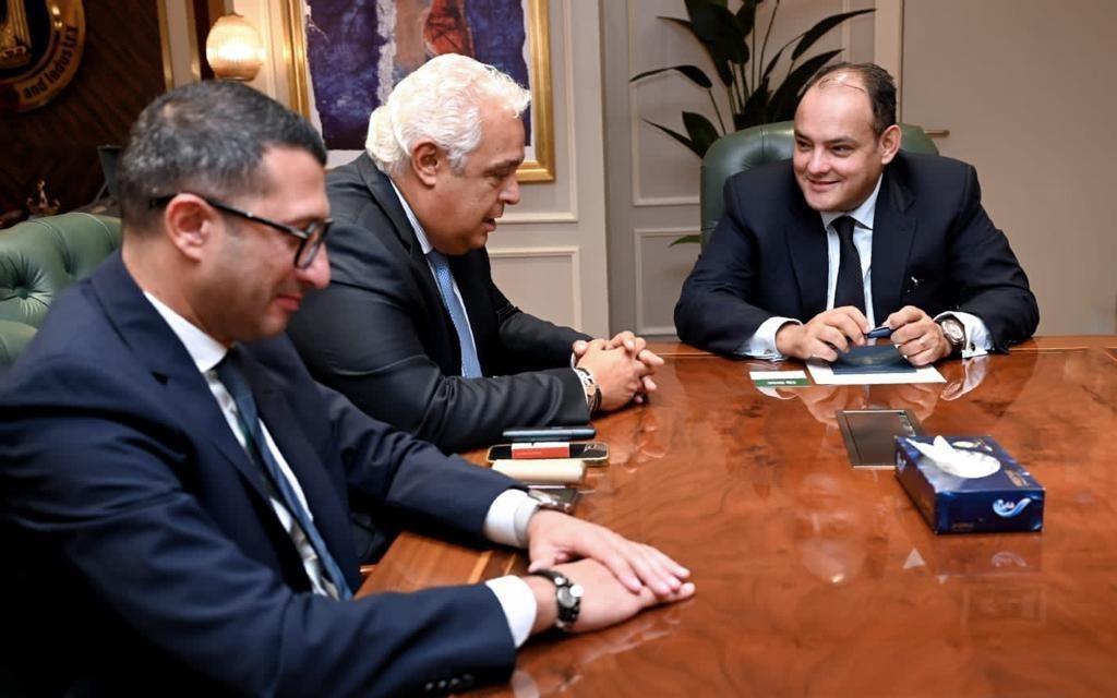 وزير التجارة مع ممثلى مجموعةهايدلبرج ماتيريالز
