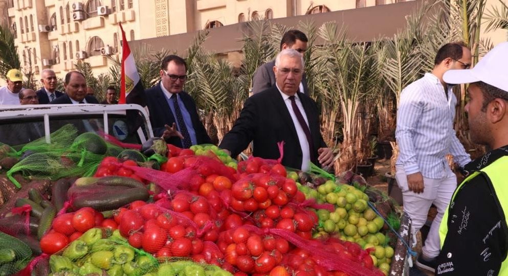 وزير الزراعة اثناء تفقد القافلة