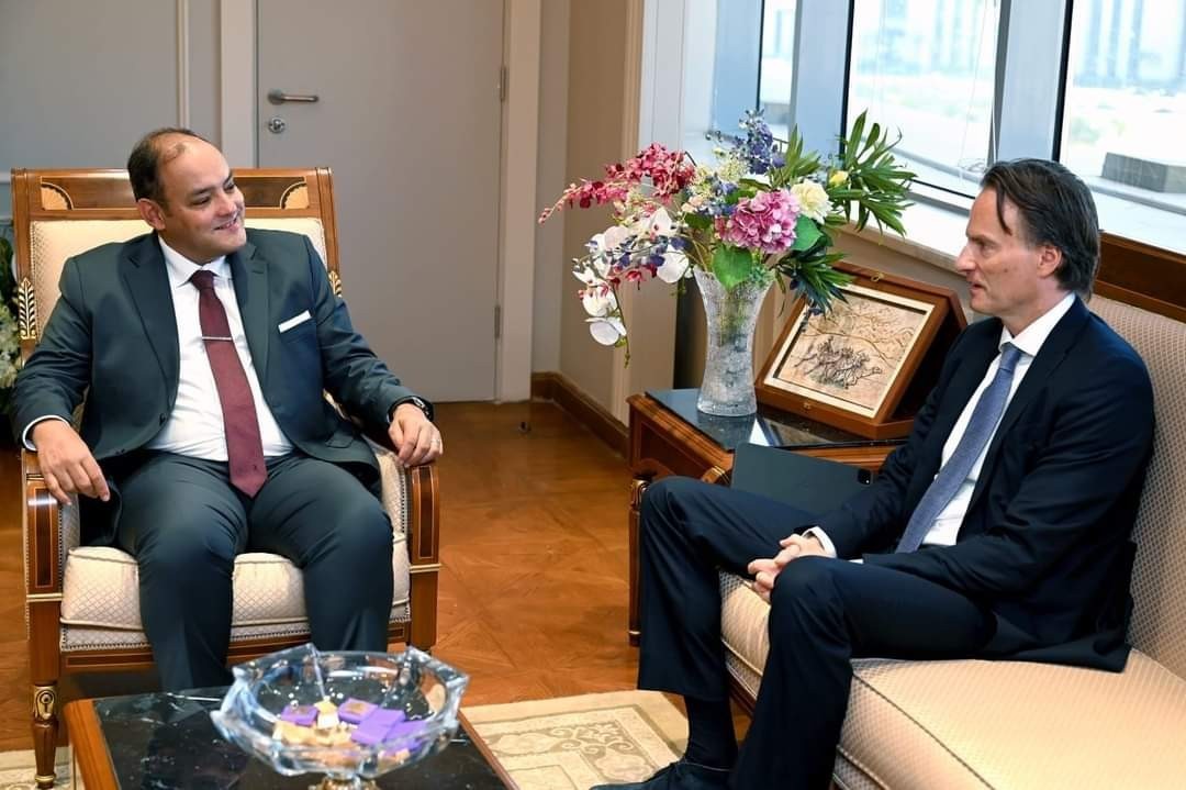 وزير الصناعة ورئيس شركة دانون