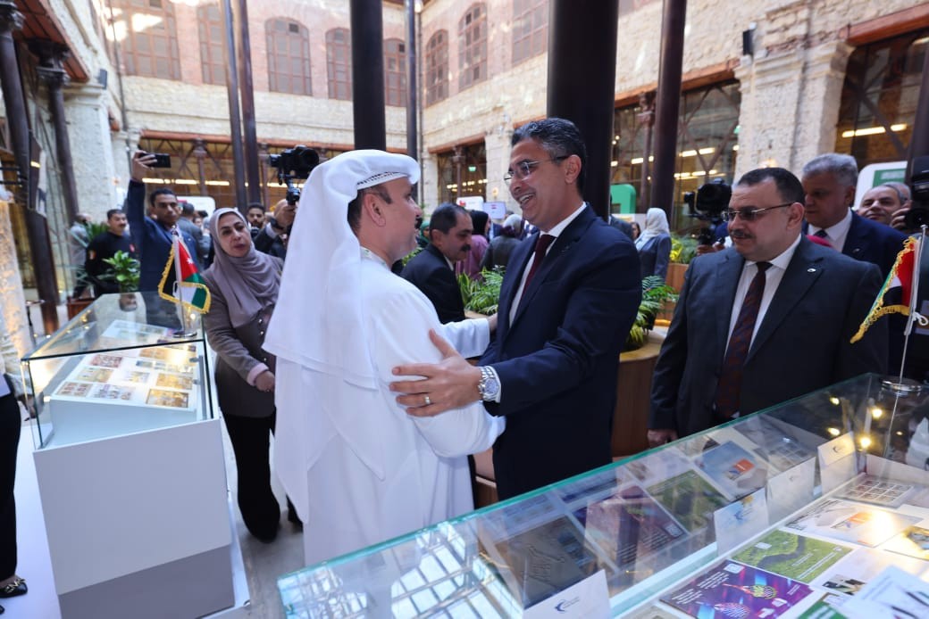 رئيس البريد المصري يفتتح "المعرض العربي للطوابع"
