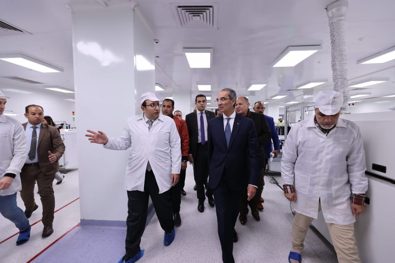 وزير الاتصالات يزور مقرات مجموعة من الشركات