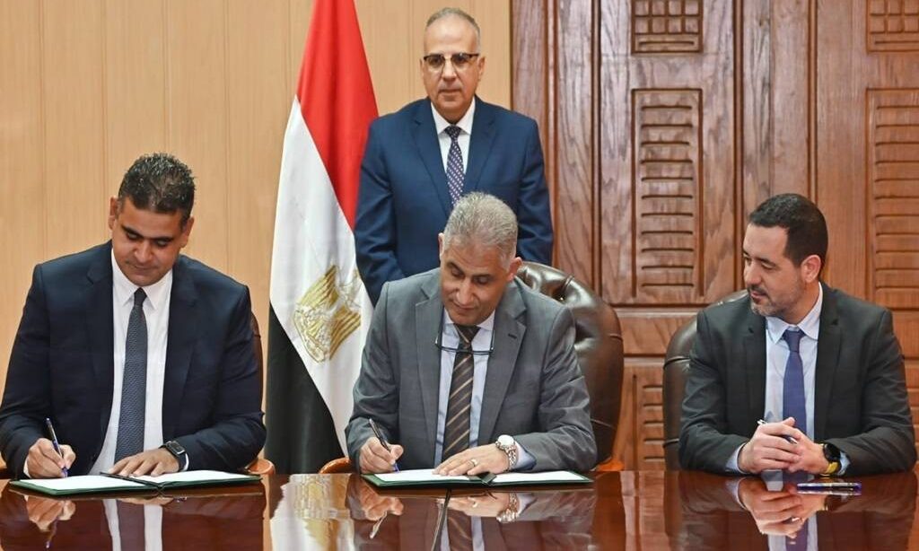 اثناء توقيع البرتوكول