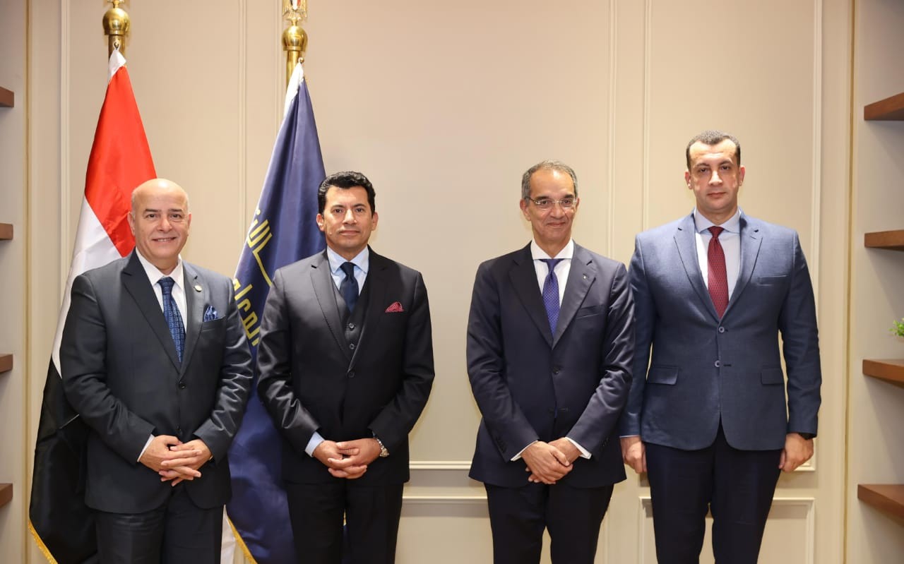 " طلعت "  و " صبحي "  يشهدان توقيع بروتوكول تعاون لتطوير البنية الأساسية لشبكات الاتصالات 