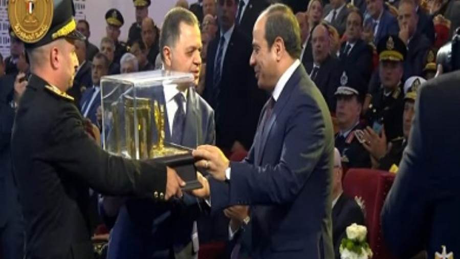 احتفالا بعيد الشرطة 72.. هدية تذكارية من وزير الداخلية إلى الرئيس عبد الفتاح السيسي
