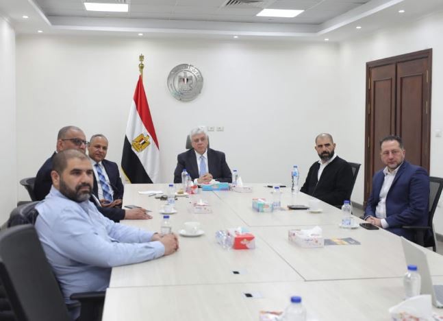 وزير التعليم العالى خلال لقاء فريق عمل السيارة الكهربائية