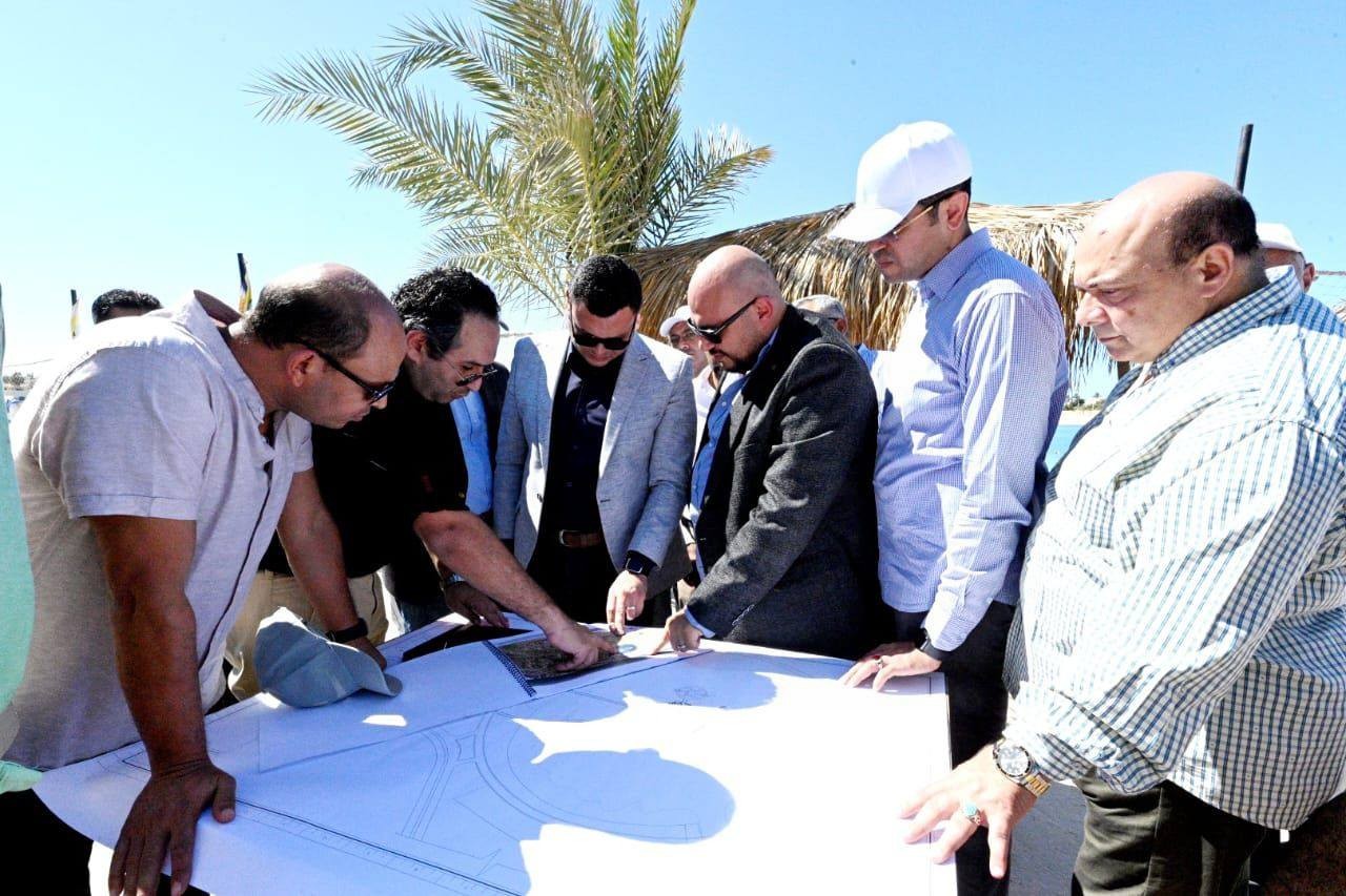 وزير الإسكان يتفقد أعمال التطوير بمركز مارينا العلمين السياحى