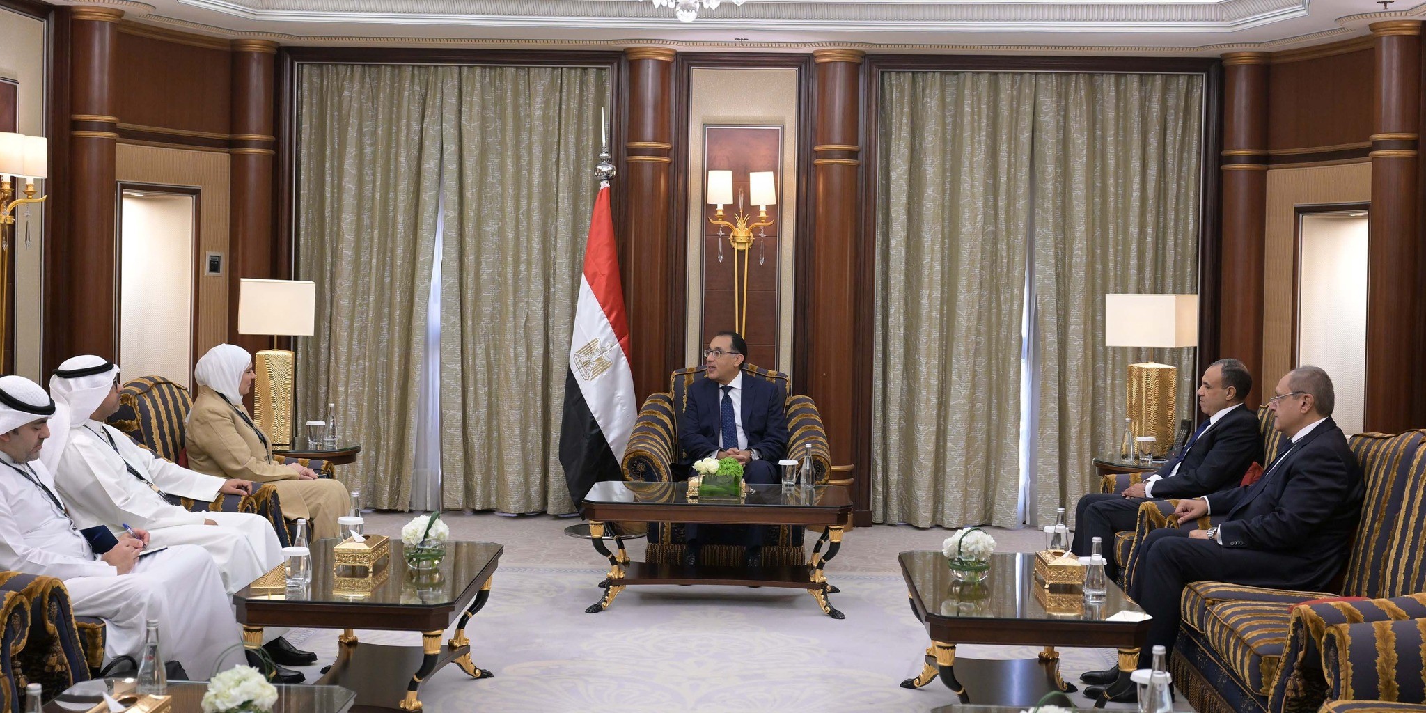 رئيس الوزراء يلتقي وزيرة المالية الكويتية لبحث ملفات التعاون المشترك