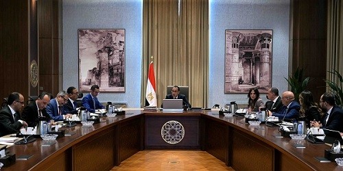 مدبولي يستكمل مناقشات القانون المقترح لمناطق المال والأعمال