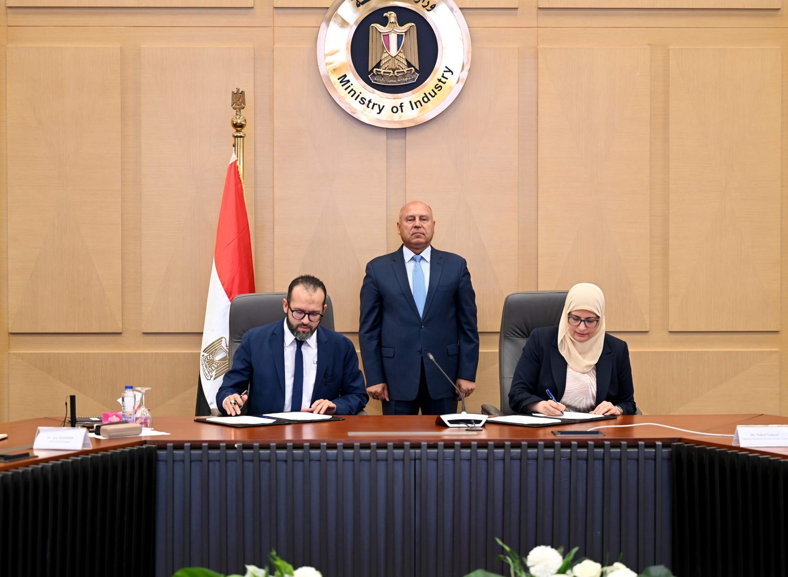 الوزير خلال توقيع الاتفاقية
