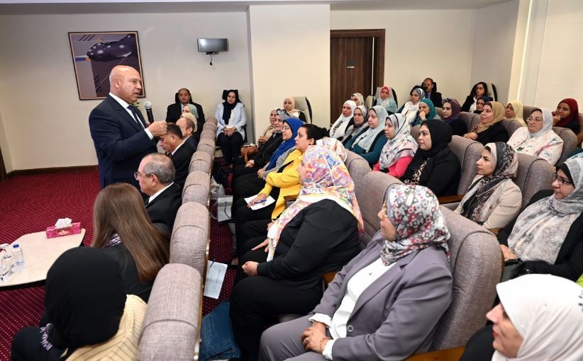 الوزير خلال لقاء القيادات النسائية