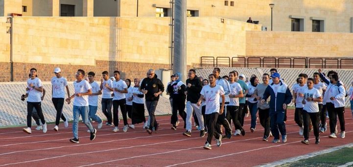 رئيس الجامعة يشارك الطلاب المارثون الرياضى